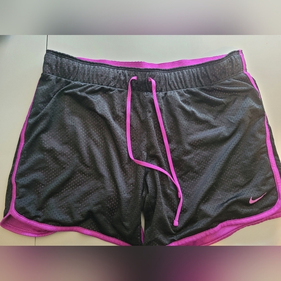 Women's Nike shorts size  M - Picture 1 of 3